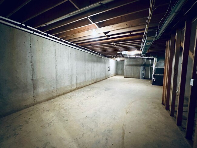 Building Photo - {1095} Modern Townhome Available Immediate...