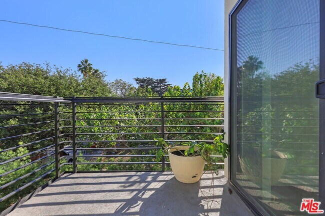 Building Photo - 803 N Harvard Blvd