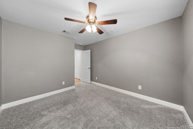 Building Photo - 1080 Amble Oak