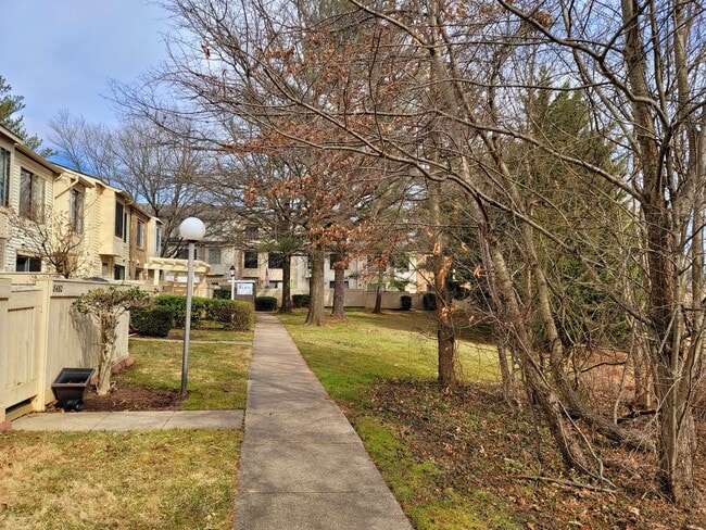 Building Photo - Lovely 2Bd/1.5Bth TH in Gaithersburg Montg...
