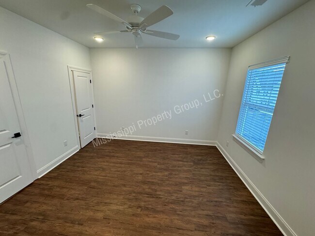 Building Photo - 3BR/3.5BA - End Unit in South Grove