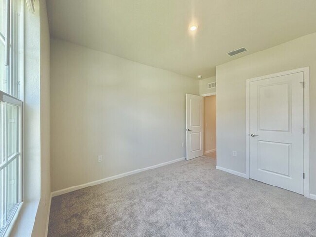 Building Photo - 499 Voltaire Dr