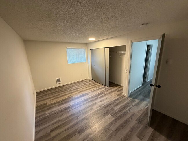 Building Photo - Updated Northgate 2bd 1.5 bath two story unit!