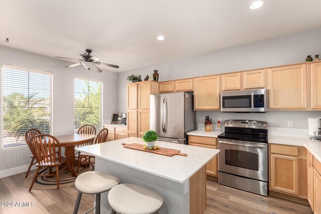 Building Photo - 3725 E Meadowview Dr