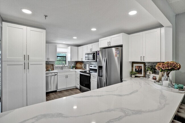 Building Photo - 2400 Deer Creek Country Club Blvd