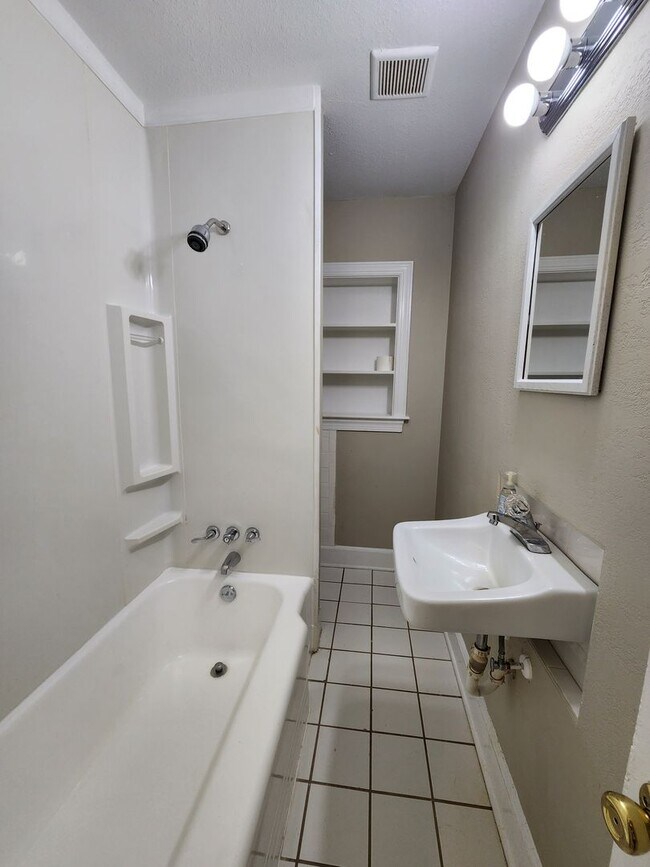 Building Photo - 2 Bedroom, 1 Bath Home in Oakhurst