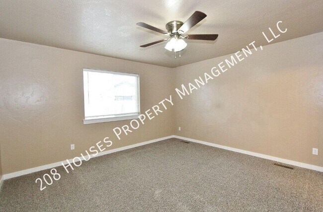 Building Photo - Must See Immaculately Kept 3 bed, 2 bath H...