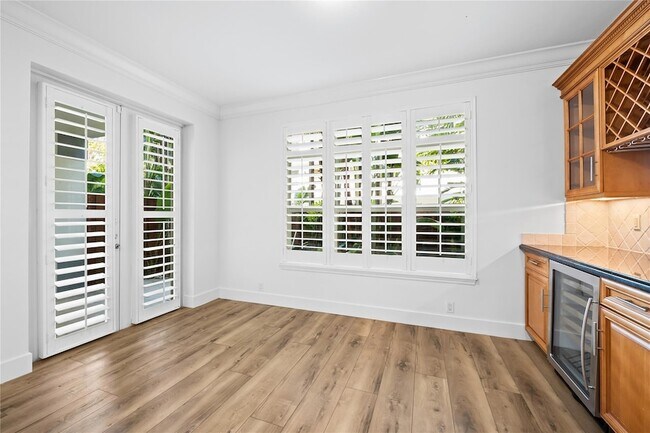 Building Photo - 218 NE 15th Ave