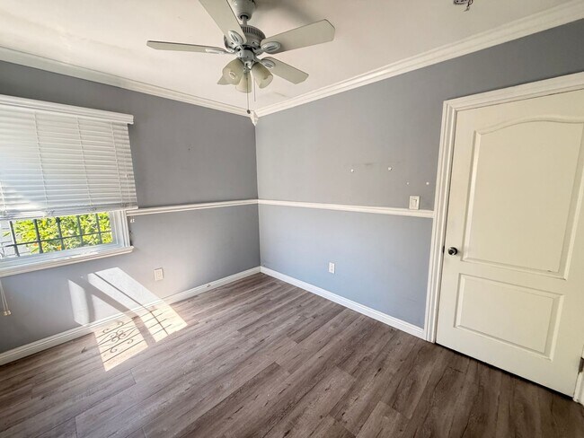 Building Photo - Charming 2 Bed Home with A/C, 2 Car Garage, Huge Yard & In-Unit Laundry $1,000.00 Off One Month's...