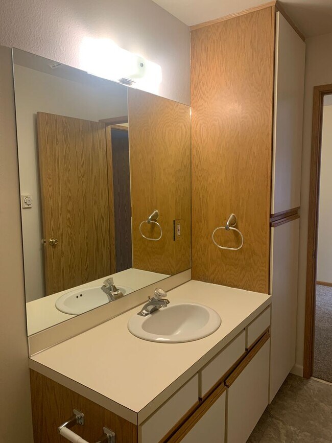 Building Photo - NE Bend Apartment Available 7/1