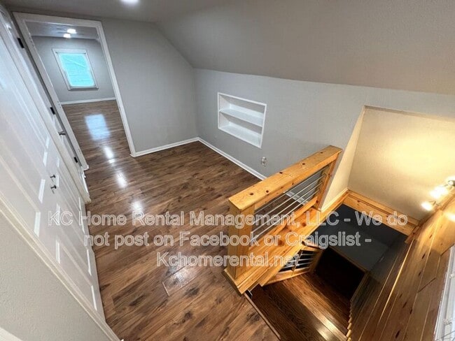 Building Photo - 8009 Summit St