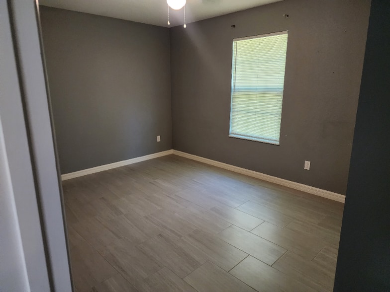 Building Photo - 202 Oak Ln Cir