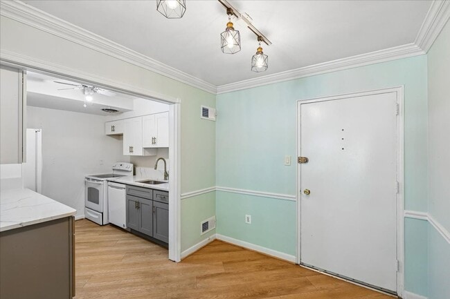 Building Photo - Bright & Stylish 2BR/1BA Condo in Sought-After Sumner Court in Bethesda