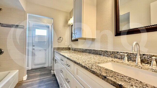 Building Photo - 2502 E Sahuaro Dr