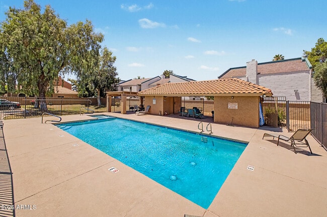 Building Photo - 2084 N Sunset Dr