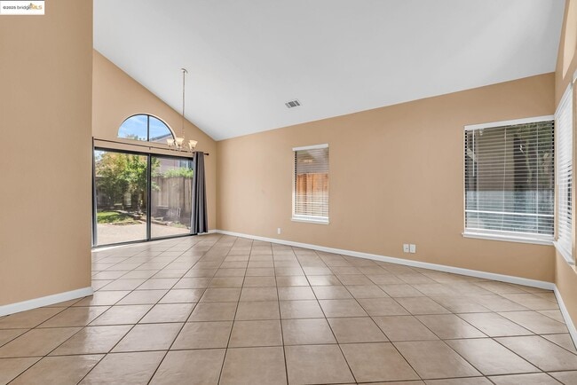 Building Photo - 4820 Ridgeview Dr