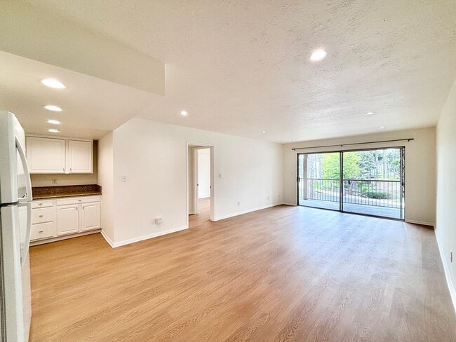 Building Photo - Bright 2 Bed 2 Bath | Surfside Community |...