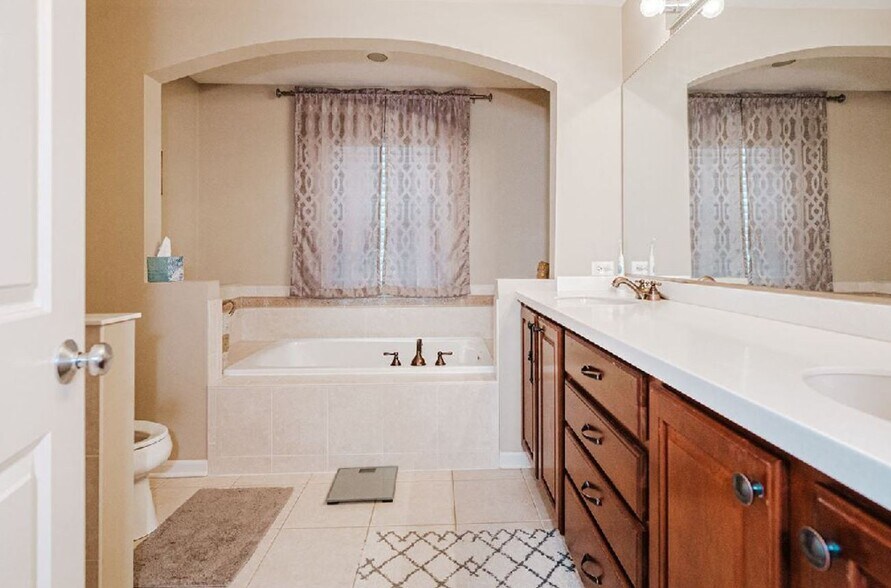 Master bath soaking jacuzzi tub - 1161 Kilbery Ln