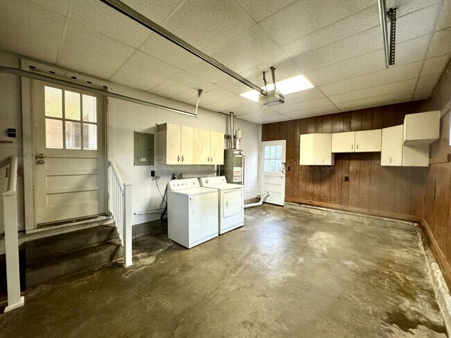 Building Photo - 1452 Elm St