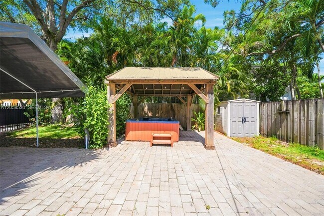 Building Photo - 2301 Tequesta Ln