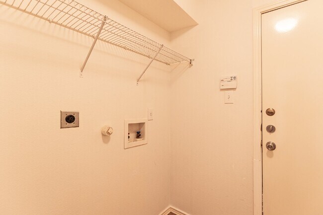 Building Photo - 8914 Walnut Springs