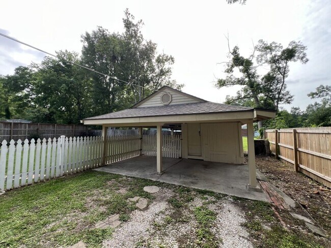 Building Photo - Charming 3 Bedroom Home Near LSU, University Lakes & Parade Routes!