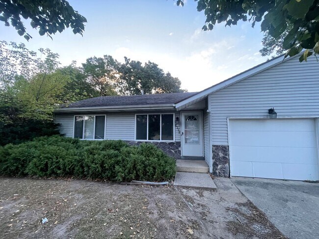 Building Photo - 6770-6772 Pleasantview St NE