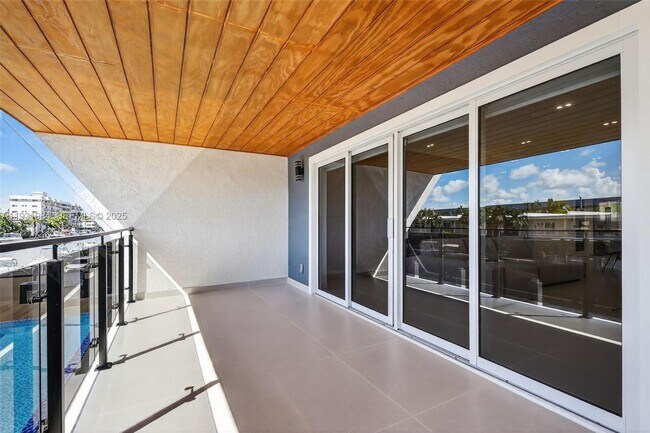 Building Photo - 3830 NE 171 St