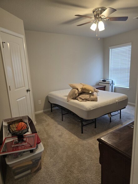 Upstairs bedroom - 974 Marquis Dr