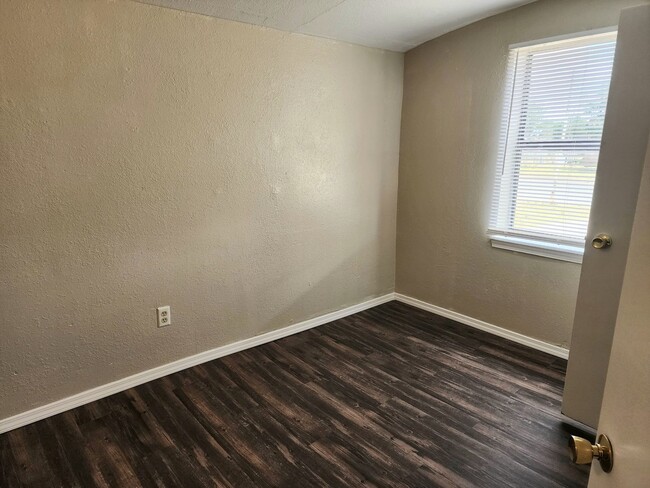 Building Photo - 905/907 N Ave K - duplex