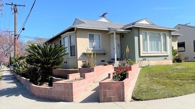 Building Photo - SPACIOUS 3BR/2BA HOME IN LAKEWOOD