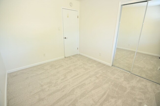 Building Photo - 5659 Lathrop Dr