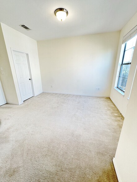 Building Photo - 1206 Emerald Glen