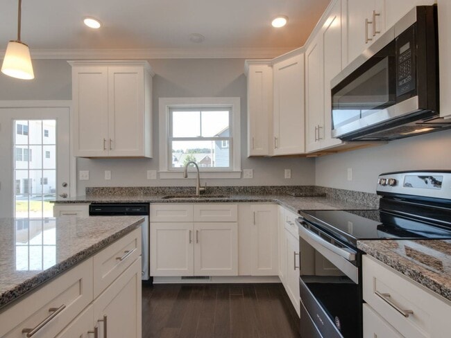 Building Photo - Spacious Luxury Townhome! Outstanding Location!