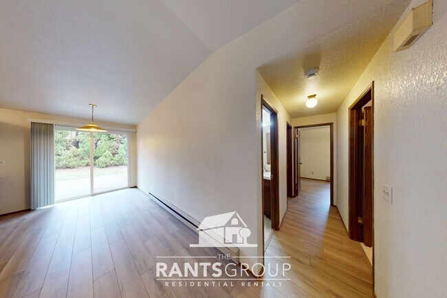 Building Photo - 832R