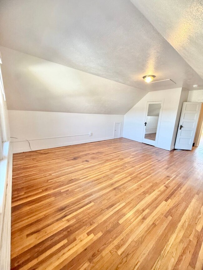 Building Photo - Move in ready home on S Park