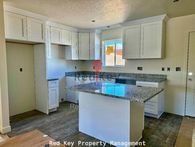 Building Photo - 600 N Duplex NEW