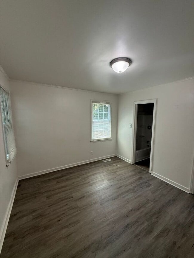 Building Photo - 605 Betty St