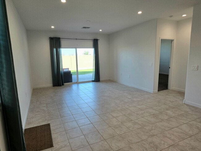 Building Photo - 3-bedroom home In Superstition Vistas, just 2 years new