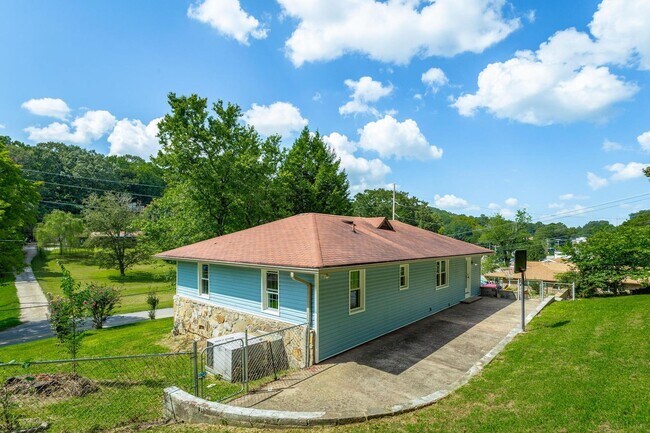 Building Photo - Charming Family Haven: 3 Bedroom Gem with ...