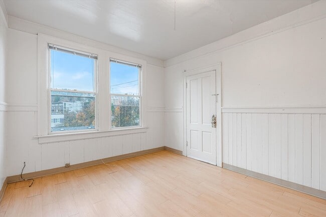 Building Photo - Great deal on a plex in Goose Hollow!