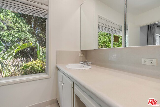 Building Photo - 811 N Hillcrest Rd