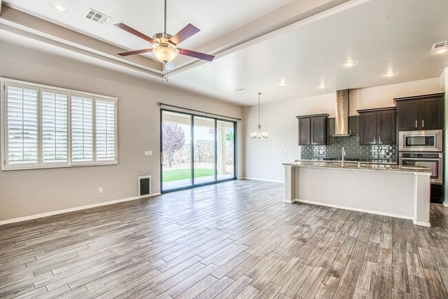 Building Photo - Beautiful Westside home with 3 bed-2 baths...