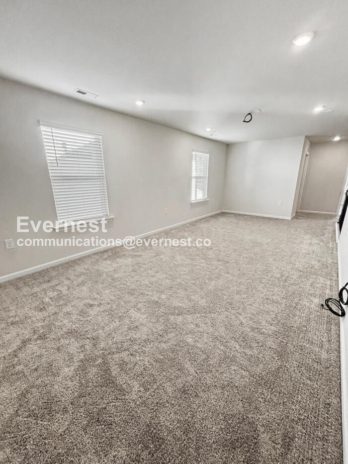 Building Photo - 2145 Bethpage Dr