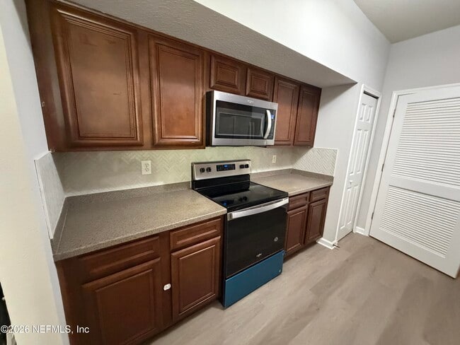 Building Photo - 8201 Green Parrot Rd