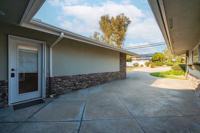 Building Photo - 1342 Skyline Dr