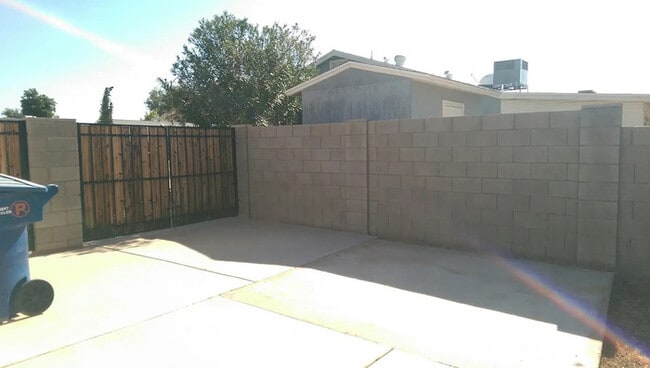 Building Photo - 303 W Scott Ave