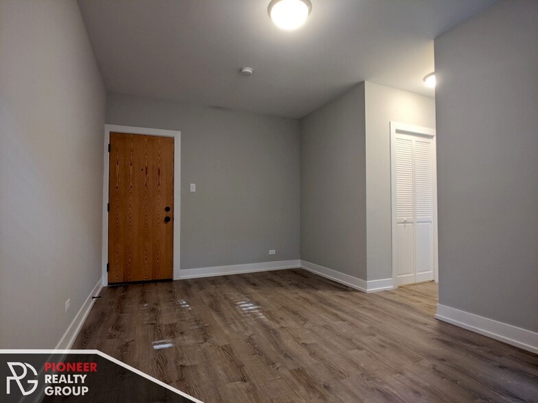 Building Photo - 437 W Belden