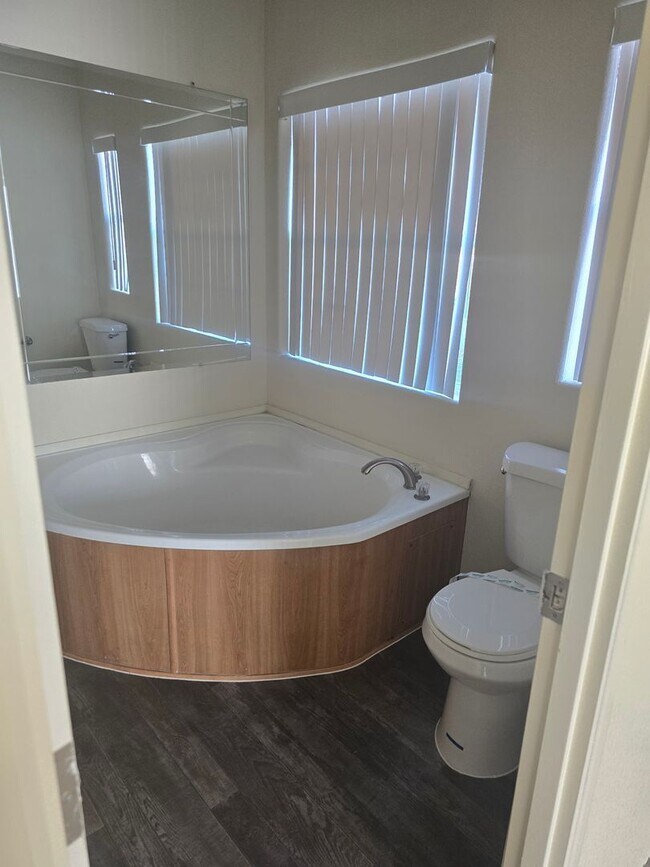 Building Photo - 1915 N Park Ave