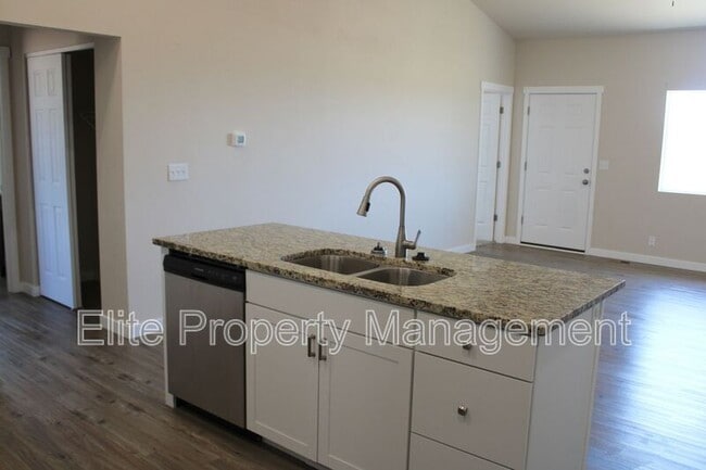 Building Photo - 318 W Coral Dr
